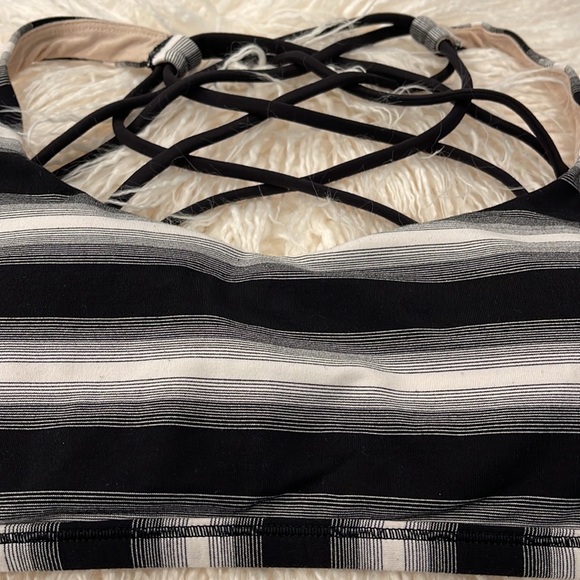 Like New LuLu Lemon Size 6 Sports Bra - Picture 5 of 6